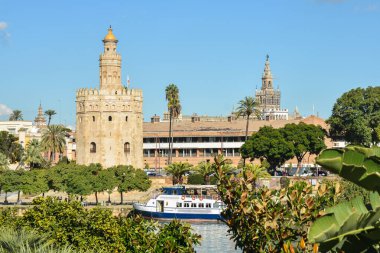 Sevilla 'daki Altın Kule. İspanya 'nın başkenti Endülüs' teki toprak seti..
