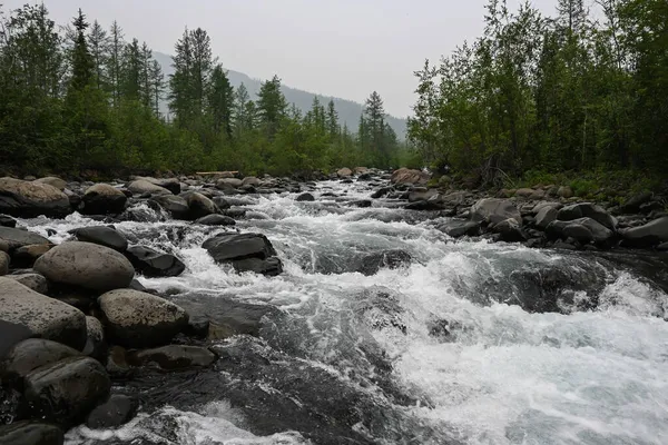 Putorana Plateau Vuoristopuro Itä Siperian Pohjoisosan Vesimaisema — kuvapankkivalokuva