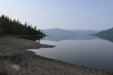 Putorana Platosu 'ndaki göl. Rusya 'nın Krasnoyarsk Bölgesi' nin kuzeyindeki dağların arasında bir göl manzarası.