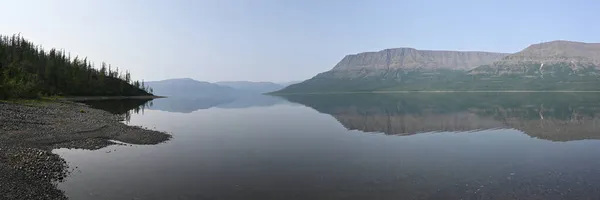 Panorama Jezioro Płaskowyżu Putorana Panoramiczny Krajobraz Górskiego Jeziora Północy Syberii — Zdjęcie stockowe