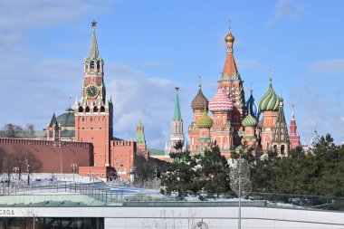 Moskova Kremlin 'i. Rusya 'nın başkentinde Mayıs ayı başlarında güneşli bir gün.