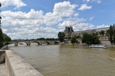 Paris 'teki Seine Embankment. Fransa 'nın başkentindeki Su Kenti manzarası.