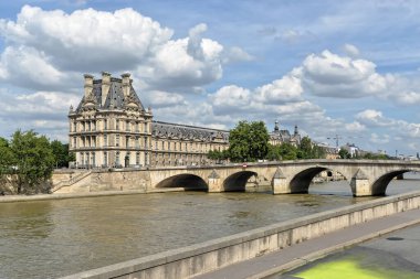 Paris 'teki Seine Embankment. Fransa 'nın başkentindeki Su Kenti manzarası.