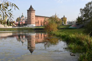 Kolomna 'daki Ortodoks kiliseleri. Moskova bölgesindeki Kolomna şehrinin tarihi bölgesinde sonbahar mevsimi.