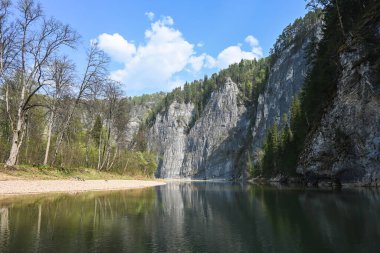 Zilim Nehri 'nin kıyısındaki kayalar. Rusya 'nın Ural Bölgesi Bashkiria' daki Zilim doğa parkında bahar geldi..