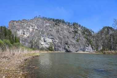 Zilim Nehri 'nin kıyısındaki kayalar. Rusya 'nın Ural Bölgesi Bashkiria' daki Zilim doğa parkında bahar geldi..
