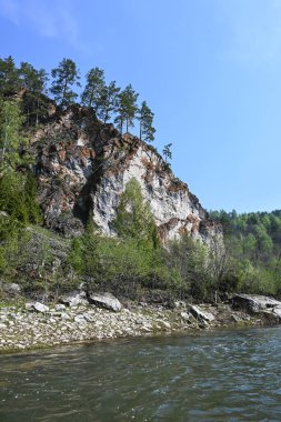 Zilim Nehri 'nin kıyısındaki kayalar. Rusya 'nın Ural Bölgesi Bashkiria' daki Zilim doğa parkında bahar geldi..