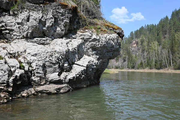 Batu Karang Sepanjang Tepi Sungai Zilim Musim Semi Taman Alam — Stok Foto