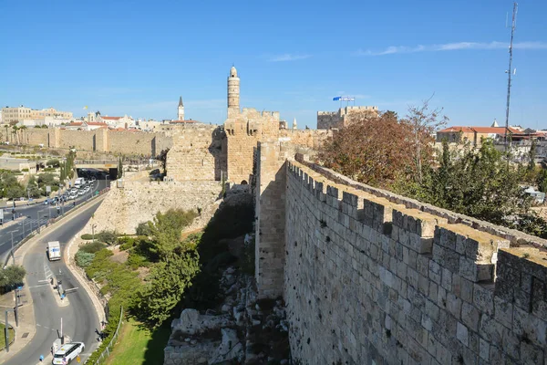 エルサレムの旧市街の城壁 イスラエルの首都の歴史的部分の街並み — ストック写真
