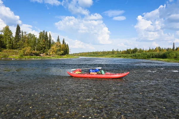 Båttur Norra Uralbergen Sommarflodslandskap Med Uppblåsbar Kajak — Stockfoto