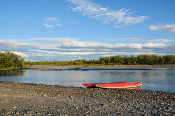 Båttur Norra Uralbergen Sommarflodslandskap Med Uppblåsbar Kajak — Stockfoto