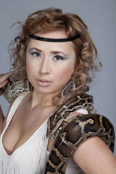 A beautiful smiling girl with a snake on a shoulder — Stock Photo, Image