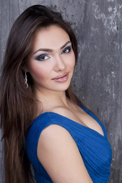 A portrait of beautiful brunette is in dark blue clothes — Stock Photo, Image