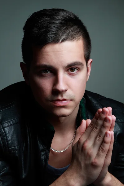 Retrato de un joven guapo —  Fotos de Stock