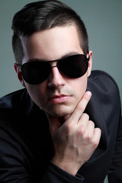 "Retrato de un hombre con gafas" —  Fotos de Stock