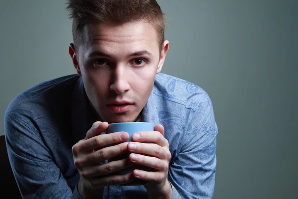 "cara fica quente com uma xícara de café " — Fotografia de Stock