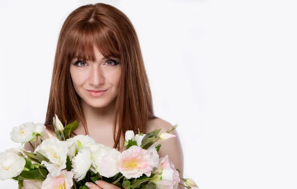 "Portret van een meisje met bloemen op de borst", — Stockfoto