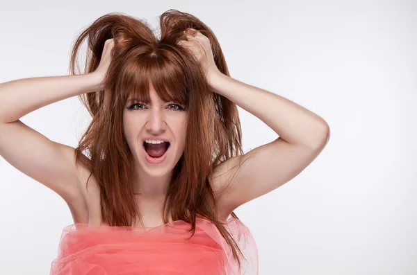 Menina gritando e segurando seu cabelo — Fotografia de Stock