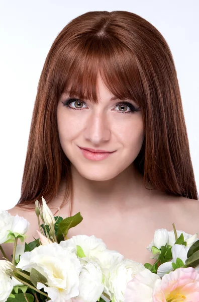 白い背景の上の花の花束を持つ少女 — ストック写真