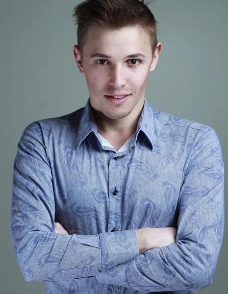 Portret van een glimlachende man met handen op borst — Stockfoto