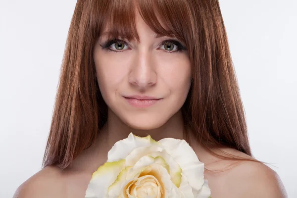 Retrato de una chica con una rosa en el pecho —  Fotos de Stock