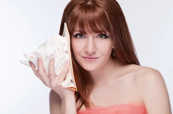 Portret van een meisje met een shell in de buurt van het haar — Stockfoto