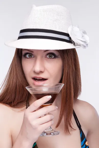 Bella ragazza in un cappello con un bicchiere — Foto Stock