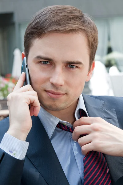 Homme parlant au téléphone et regardant droit — Photo