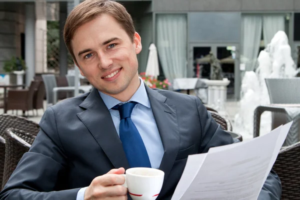 Portrait d'un homme d'affaires souriant avec des documents — Photo