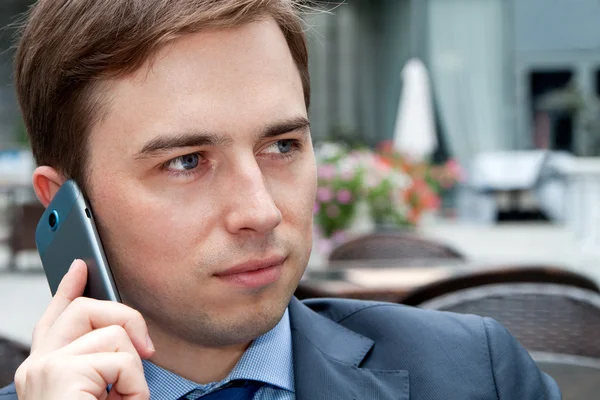 Portrait d'un homme d'affaires avec téléphone — Photo