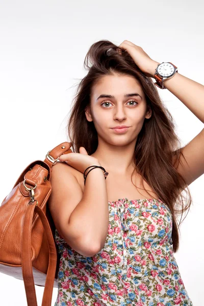 Retrato de una chica con una bolsa y una mano cerca de la cabeza —  Fotos de Stock