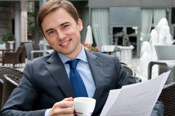 Portret van een glimlachende zakenman met documenten Rechtenvrije Stockafbeeldingen