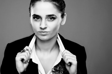 bir kızın sert bir görünüm ile siyah beyaz portre