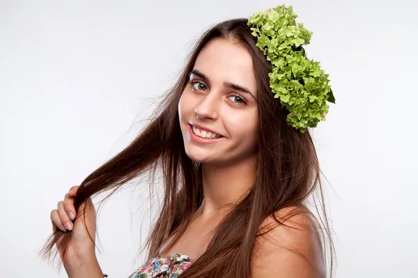 彼女の髪に花と笑顔の若い女の子の肖像画 — ストック写真