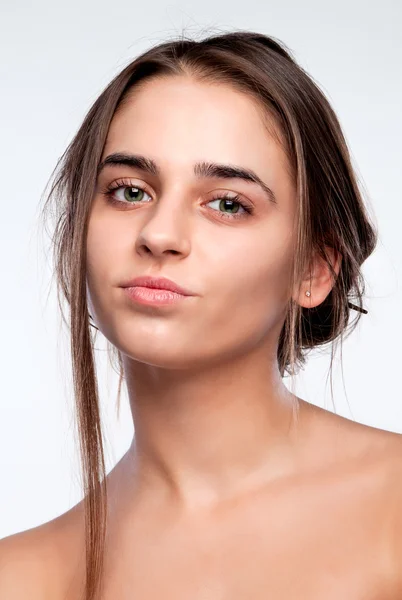 Portrait d'une fille qui boucle ses lèvres — Photo