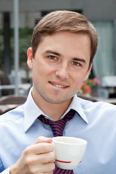 Retrato de un hombre de negocios mordiéndose los labios — Foto de Stock