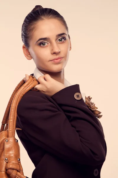 Portrait d'une fille en costume avec un sac (rétro ) — Photo