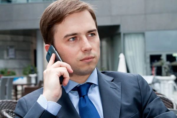 Portrét projednávání podnikatel mluví po telefonu — Stock fotografie
