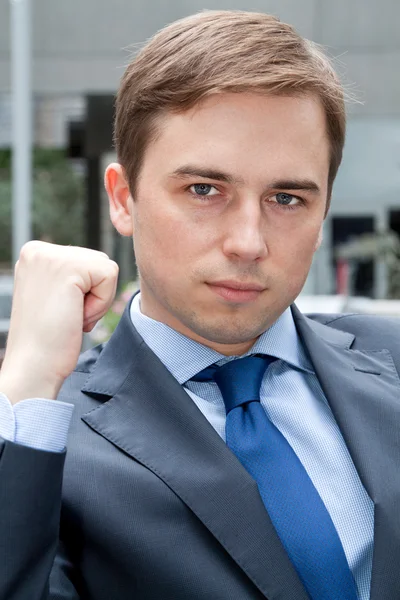 Retrato de um homem de negócios com um punho na cara — Fotografia de Stock