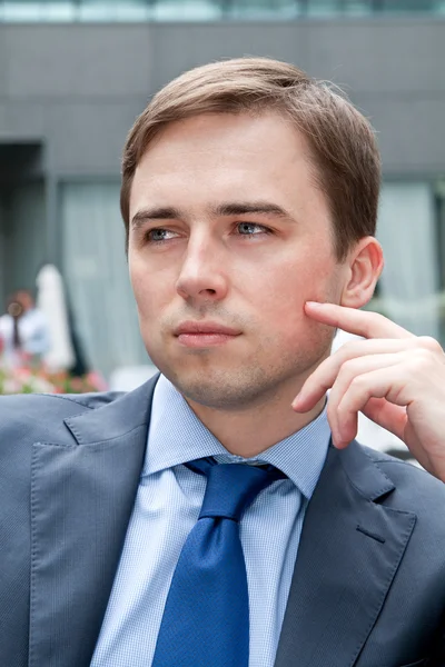 Retrato de um homem de negócios deliberando — Fotografia de Stock