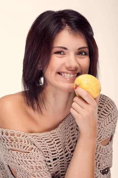 Porträtt av en leende flicka med äpple — Stockfoto