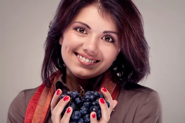 Portrait of a girl who offers grapes (retro) — Stock Photo, Image