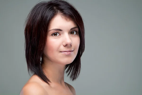 Portrét dívky bez make-up s krátkým účesem — Stock fotografie