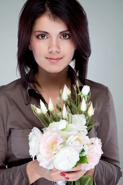 Retrato de uma menina com um buquê de flores — Fotografia de Stock