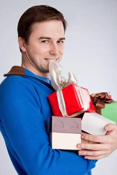 Glücklicher Kerl, der ein Geschenk im Mund hält — Stockfoto