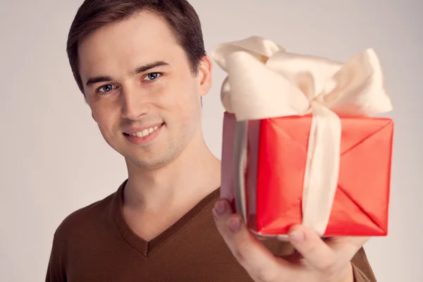 Sonriente chico ofrece regalo (retro ) — Foto de Stock