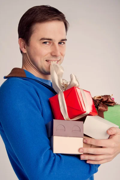 Chico feliz sosteniendo un regalo en su boca (retro ) — Foto de Stock