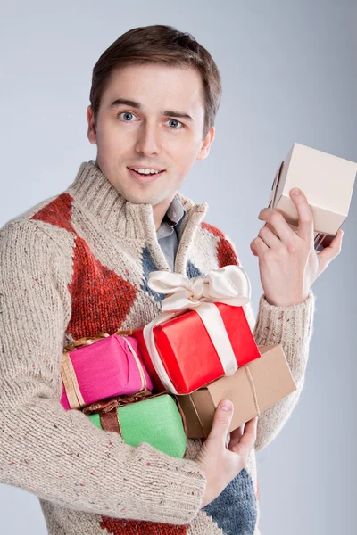 Junger Mann überrascht Geschenke — Stockfoto