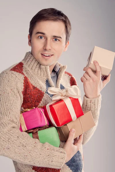 Junger Mann überrascht Geschenke (retro) — Stockfoto