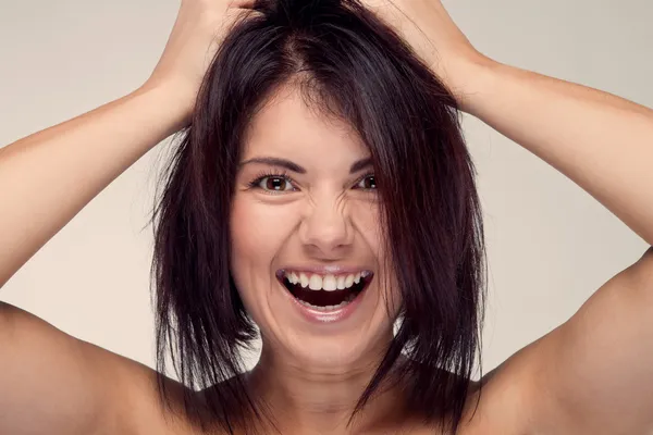 Portrét křičící dívky drží vlasy (retro) — Stock fotografie